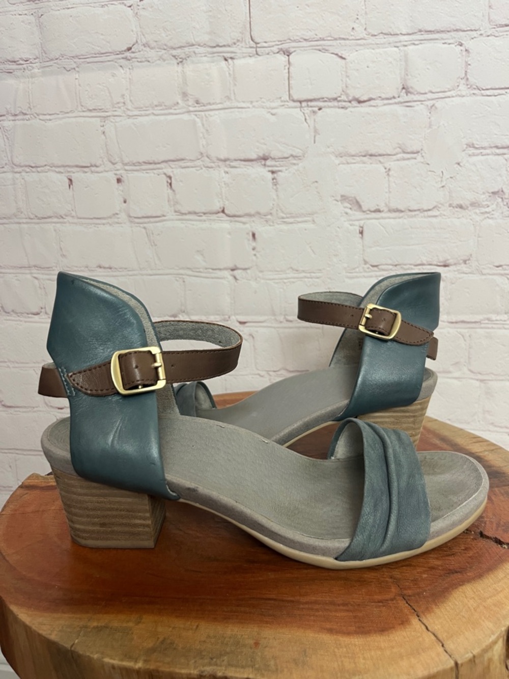 Earth Shoes Ivy Symphony Sandals in Blue